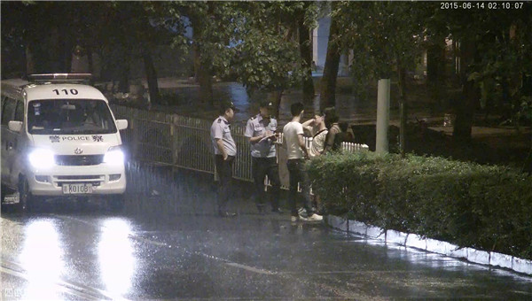 民警雨中對(duì)戴眼鏡、白T恤男及女孩進(jìn)行盤(pán)查.jpg