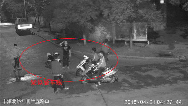 封面圖---1.6名小男孩將車停在路中間商量.jpg